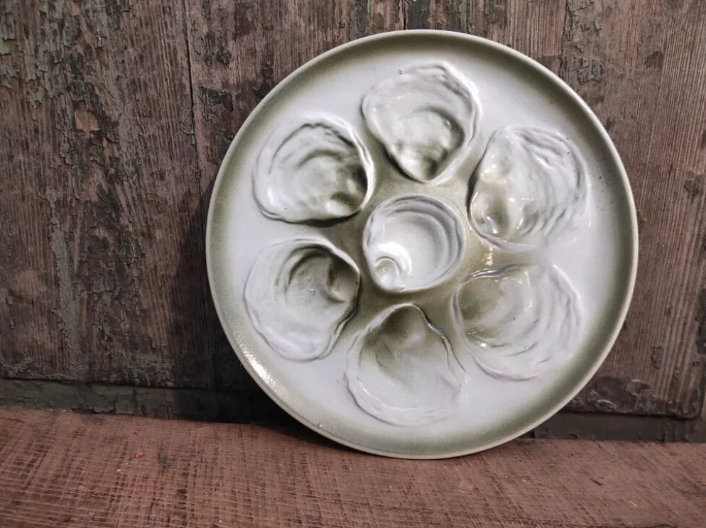 Assiette à huîtres vintage française en majolique blanche et verte