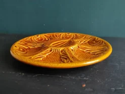 Assiette à huîtres vintage française en ambre, en majolique, décorée de poissons