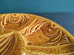 Assiette à huîtres vintage française en ambre, en majolique, décorée de poissons
