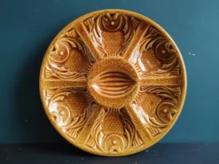 Assiette à huîtres vintage française en ambre, en majolique, décorée de poissons