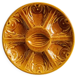 Assiette à huîtres vintage française en ambre, en majolique, décorée de poissons