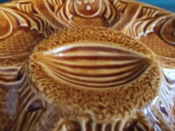 Assiette à huîtres vintage française en ambre, en majolique, décorée de poissons