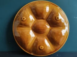 Assiette à huîtres vintage française en ambre, en majolique, décorée de poissons