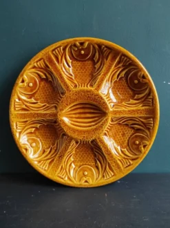 Assiette à huîtres vintage française en ambre, en majolique, décorée de poissons
