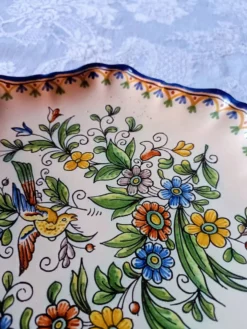 Assiette lobée en faïence de Nevers Antoine Montagnon