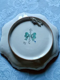 Assiette lobée en faïence de Nevers Antoine Montagnon