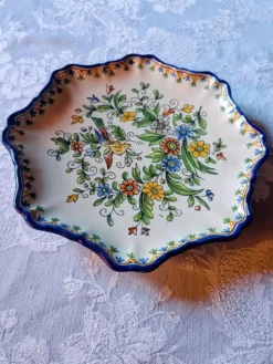 Assiette lobée en faïence de Nevers Antoine Montagnon