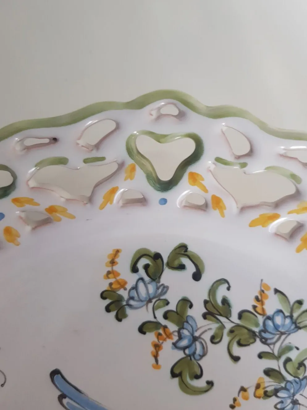 Assiette murale signée Lallier à Moustiers pourtour ajouré