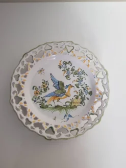 Assiette murale signée Lallier à Moustiers pourtour ajouré