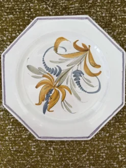 Assiette octogonale peinte à la main