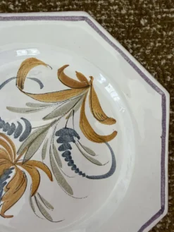 Assiette octogonale peinte à la main