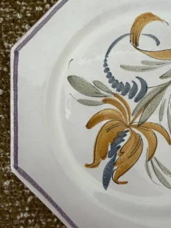 Assiette octogonale peinte à la main