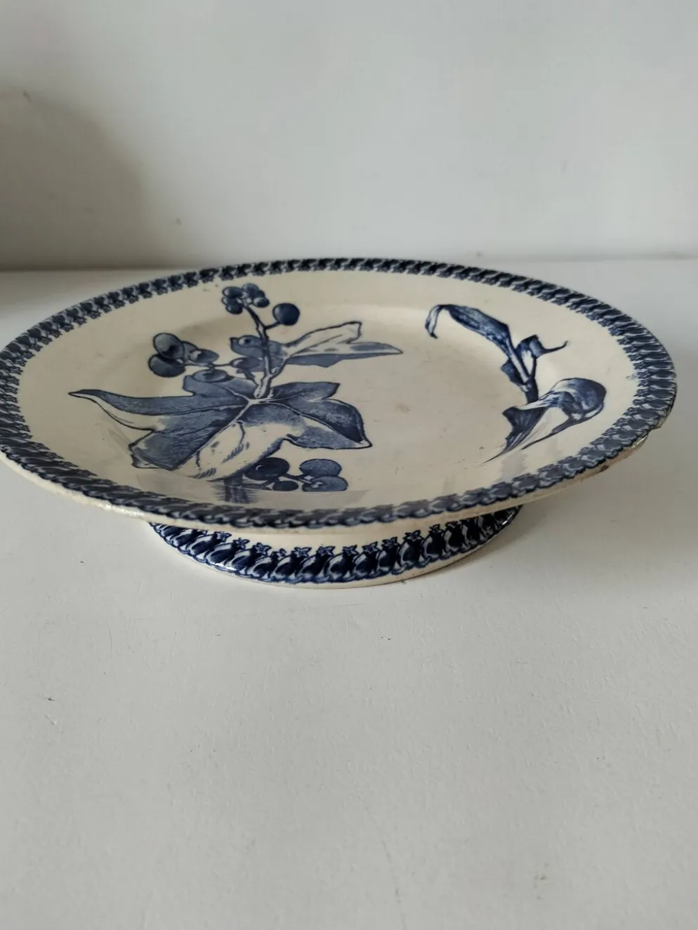 assiette piédouche E. Bourgeois Grand Dépôt décor bleu végétal