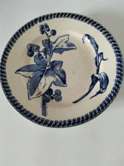 assiette piédouche E. Bourgeois Grand Dépôt décor bleu végétal