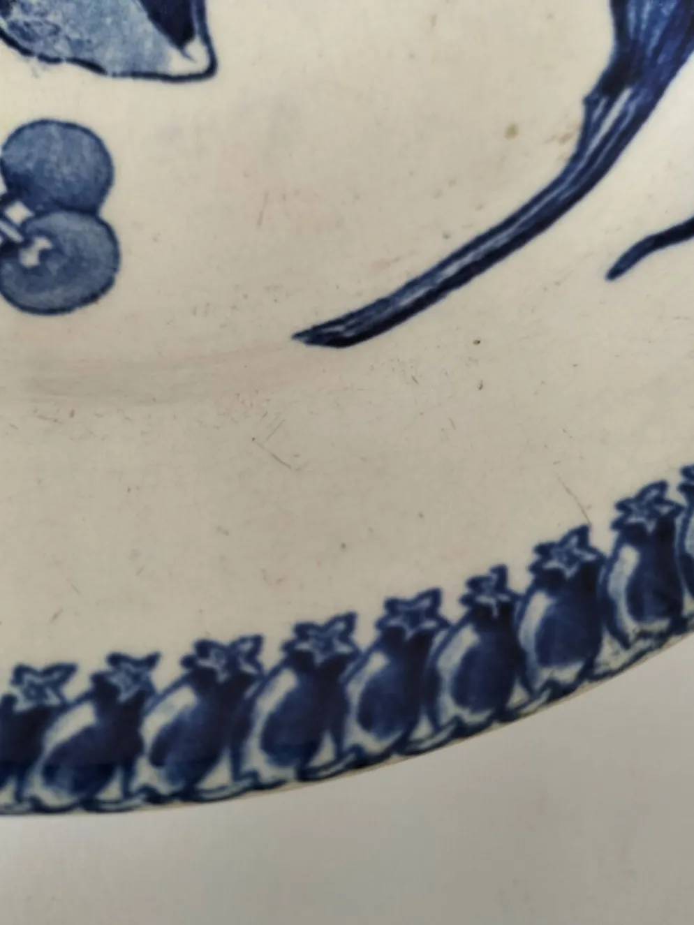 assiette piédouche E. Bourgeois Grand Dépôt décor bleu végétal