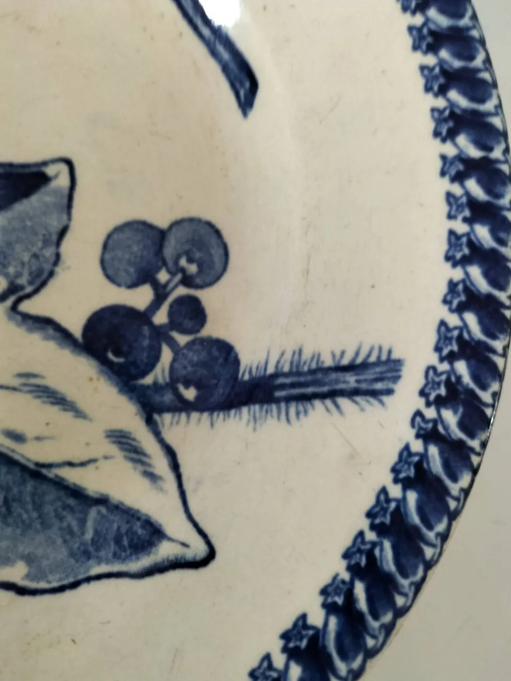 assiette piédouche E. Bourgeois Grand Dépôt décor bleu végétal