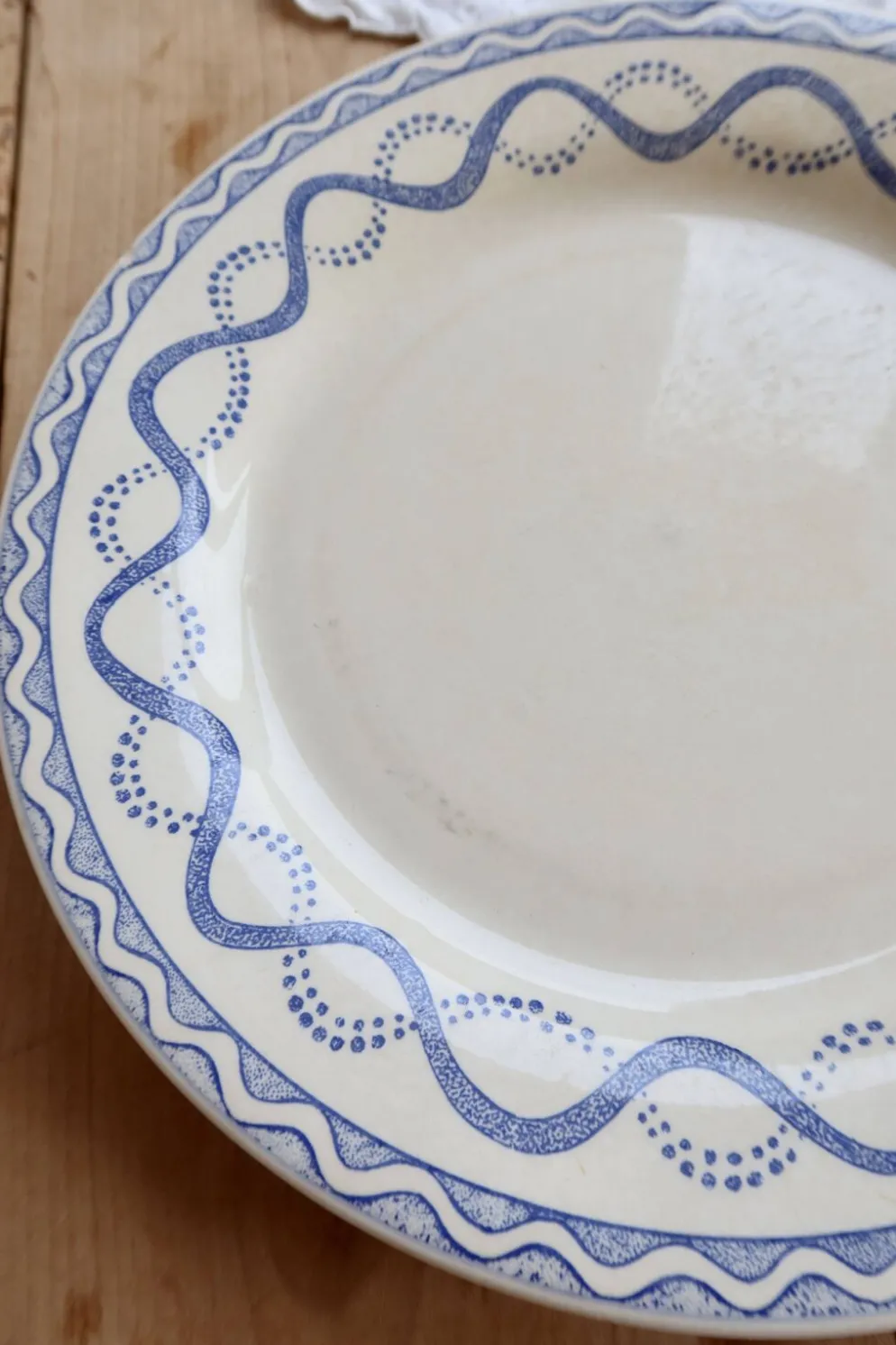 Assiette plate ancienne Gien Aurélie – Faïence ivoire motif Tissu Lesage bl