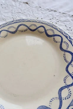 Assiette plate ancienne Gien Aurélie – Faïence ivoire motif Tissu Lesage bl