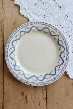 Assiette plate ancienne Gien Aurélie – Faïence ivoire motif Tissu Lesage bl