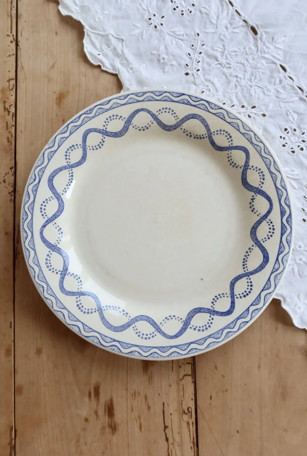 Assiette plate ancienne Gien Aurélie – Faïence ivoire motif Tissu Lesage bl