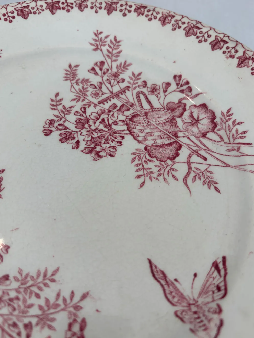 Assiette plate ancienne terre de fer rose Onnaing | Faïence française
