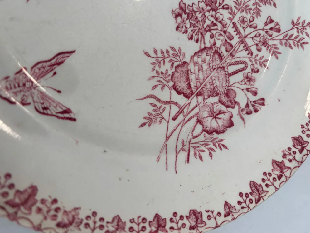 Assiette plate ancienne terre de fer rose Onnaing | Faïence française