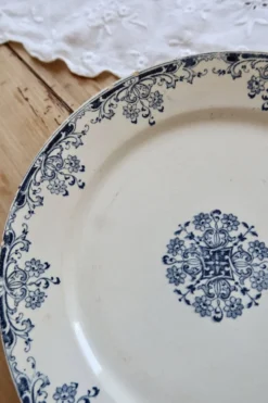 Assiette plate ancienne terre de fer Sarreguemines U&C modèle Mignon