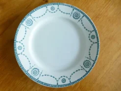 1 assiette plate de K&G Luneville modèle Bonarparte 221237