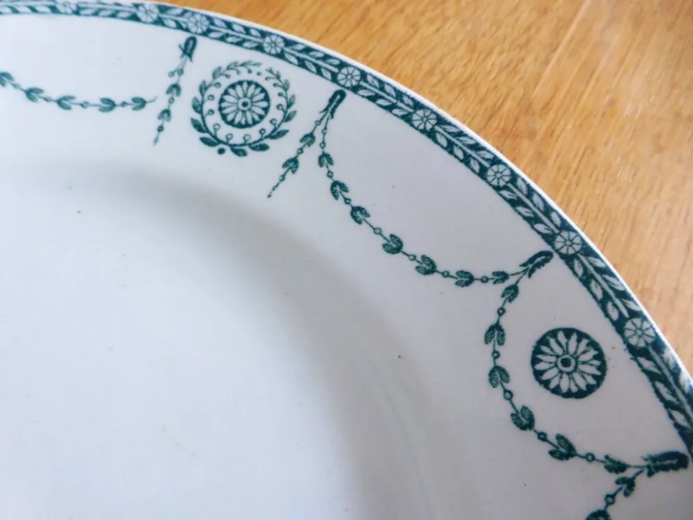 1 assiette plate de K&G Luneville modèle Bonarparte 221237