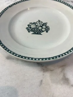 Assiette plate Saint Amand décor corbeille fleurie 23cm