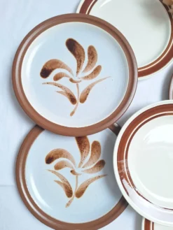 Assiette plates à fleurs marron années 1970