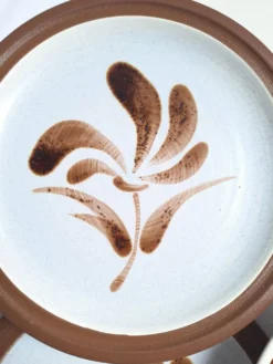 Assiette plates à fleurs marron années 1970