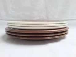 Assiette plates à fleurs marron années 1970