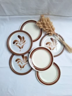 Assiette plates à fleurs marron années 1970