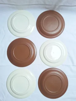 Assiette plates à fleurs marron années 1970