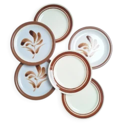 Assiette plates à fleurs marron années 1970