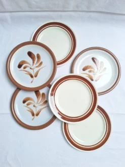 Assiette plates à fleurs marron années 1970