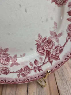 Assiette plate terre de fer H. Boulenger Choisy-le-roi modèle Paris – roses bordeaux