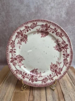 Assiette plate terre de fer H. Boulenger Choisy-le-roi modèle Paris – roses bordeaux