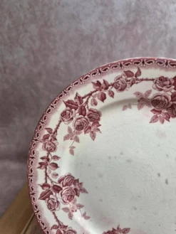 Assiette plate terre de fer H. Boulenger Choisy-le-roi modèle Paris – roses bordeaux
