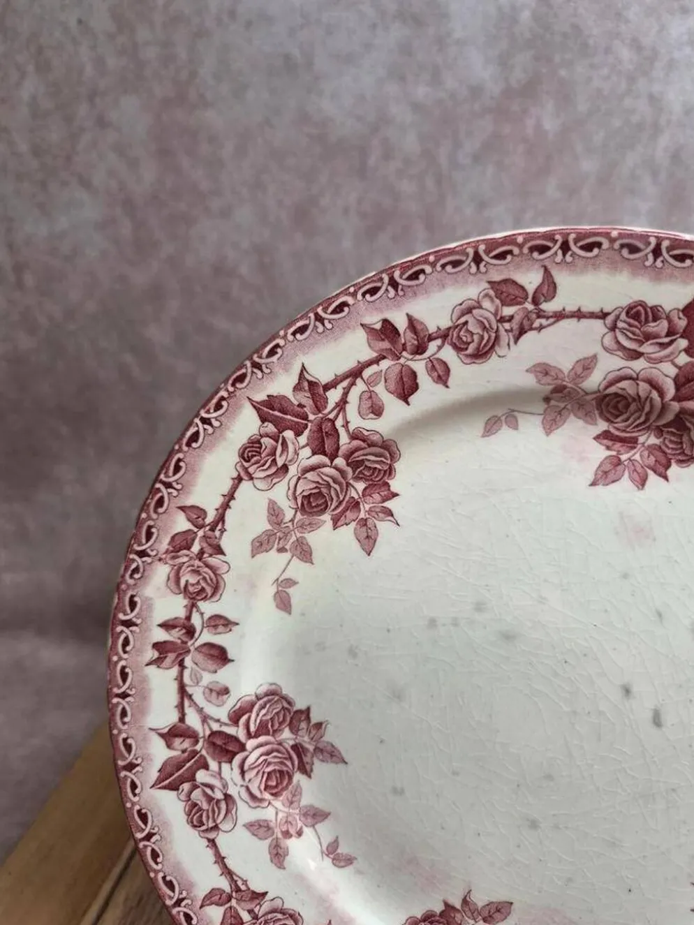 Assiette plate terre de fer H. Boulenger Choisy-le-roi modèle Paris – roses bordeaux