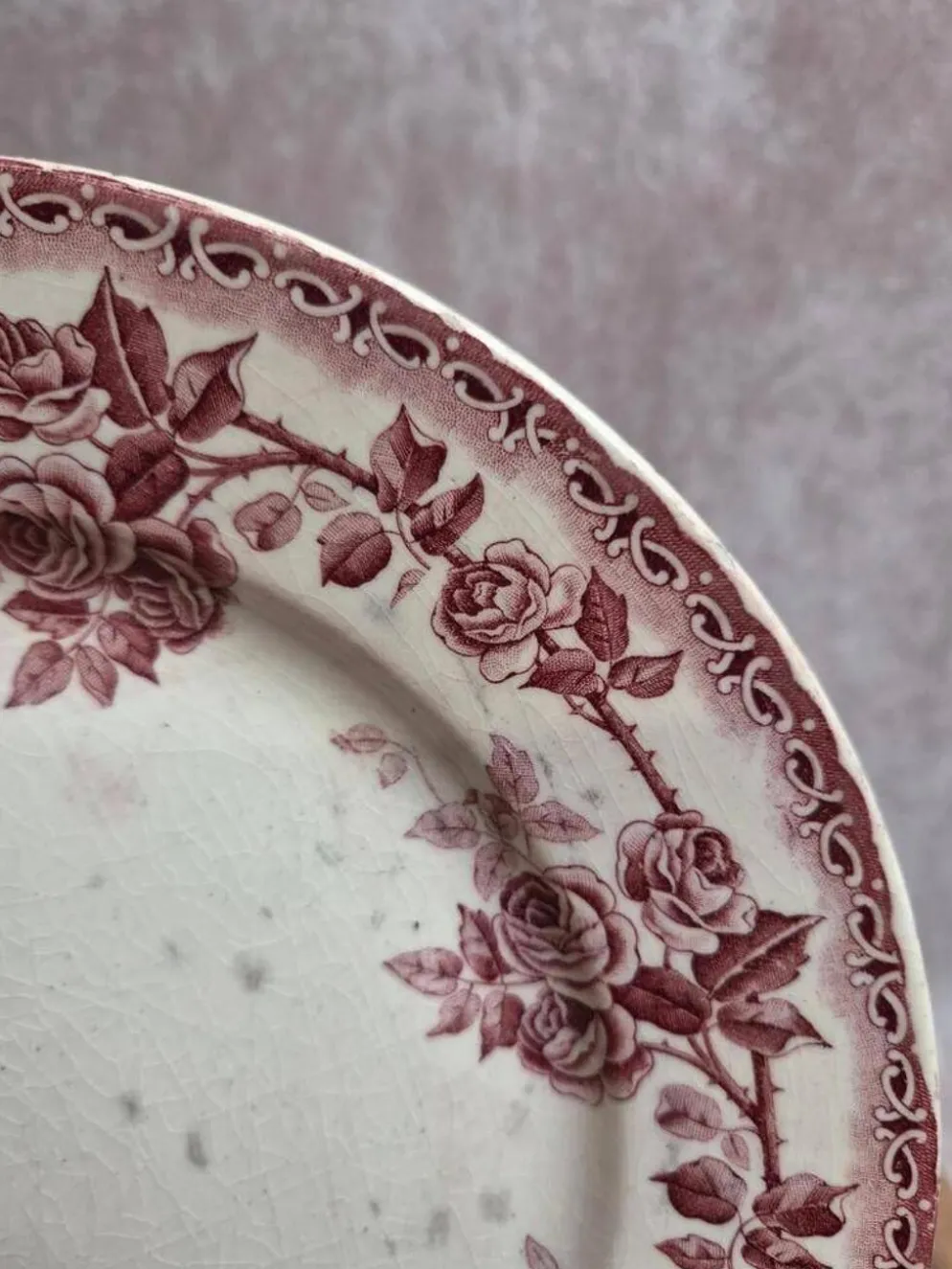 Assiette plate terre de fer H. Boulenger Choisy-le-roi modèle Paris – roses bordeaux