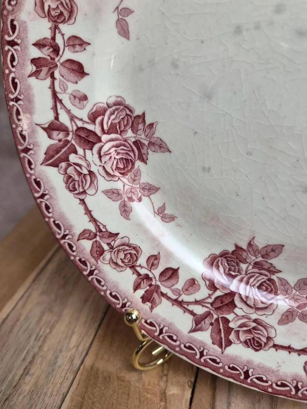 Assiette plate terre de fer H. Boulenger Choisy-le-roi modèle Paris – roses bordeaux