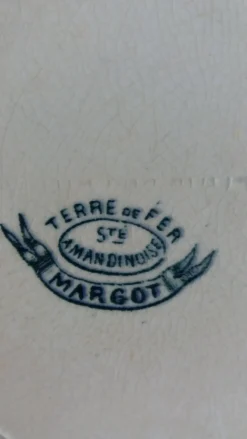 Assiette plate terre de fer Saint Amand décor Margot Sté amandinoise 1920
