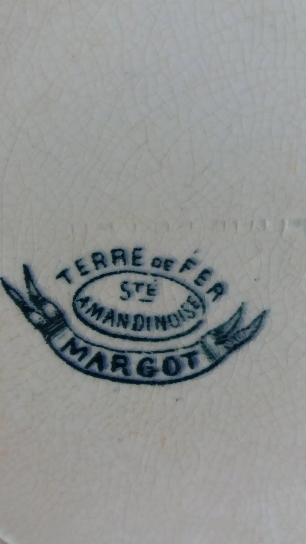 Assiette plate terre de fer Saint Amand décor Margot Sté amandinoise 1920