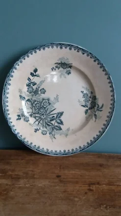 Assiette plate terre de fer Saint Amand décor Margot Sté amandinoise 1920