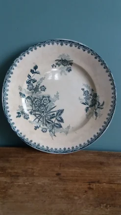 Assiette plate terre de fer Saint Amand décor Margot Sté amandinoise 1920