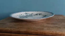 Assiette plate terre de fer Saint Amand décor Margot Sté amandinoise 1920