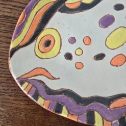 Assiette poisson artisanale peinte main, signée – Terre cuite colorée décor naïf