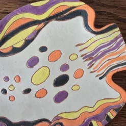 Assiette poisson artisanale peinte main, signée – Terre cuite colorée décor naïf